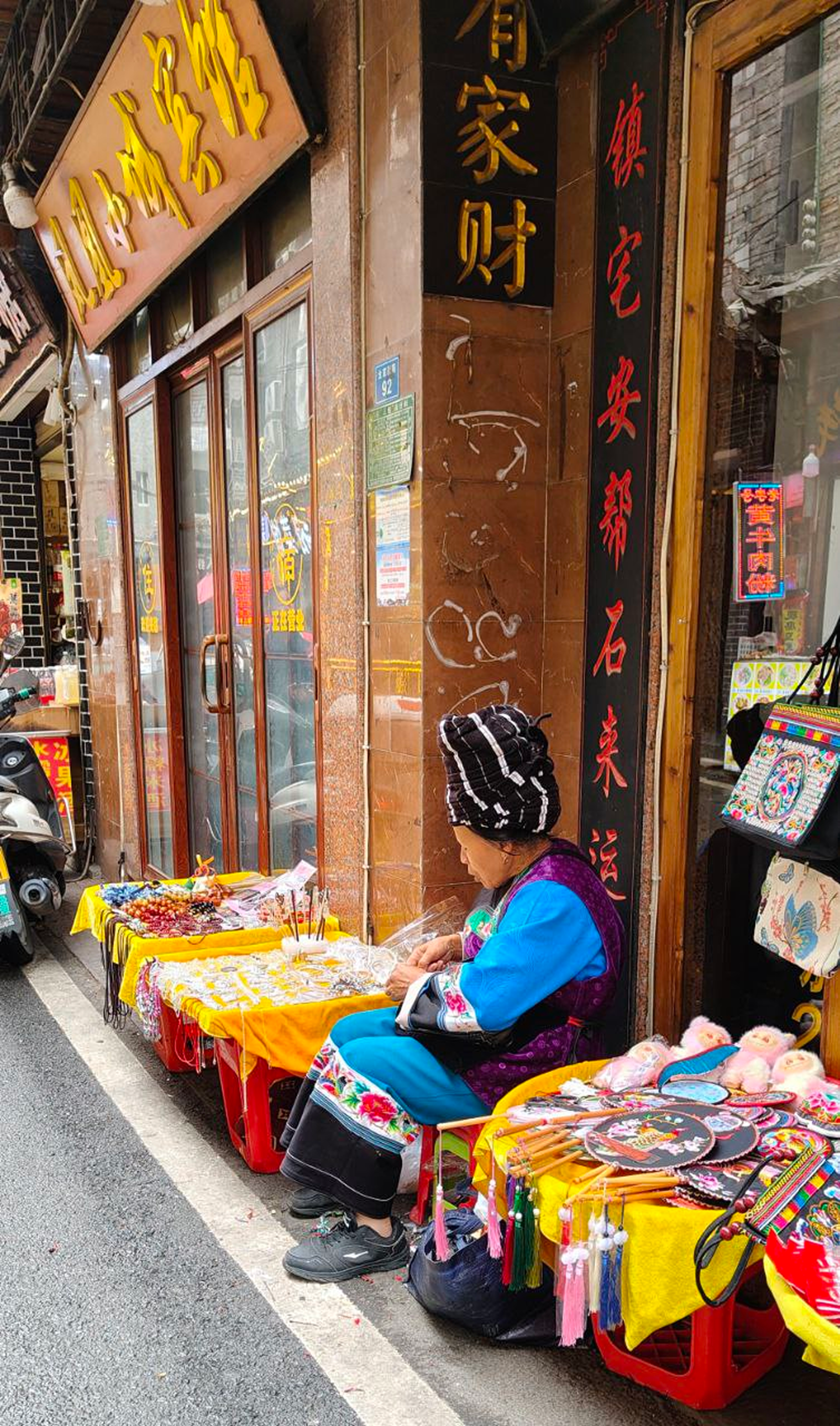 Старушка продает вышивку