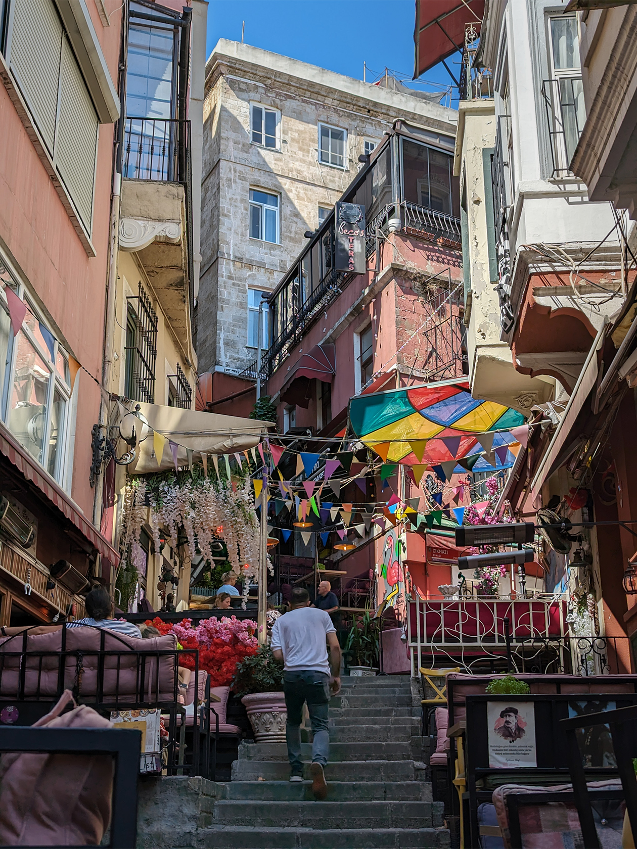 Прогулки по Стамбулу — постоянная смена траектории то вверх, то вниз. Если Москва на семи холмах, то Стамбул как будто на семидесяти. Если поедете, берите самую удобную обувь! Наиболее интересная архитектура — в европейской части города. Ее активно застраивали торговцы из Генуи