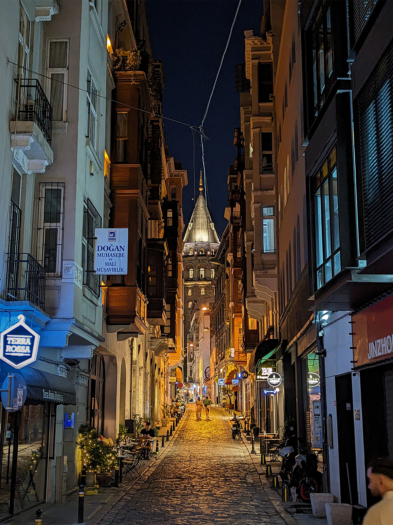 Галатская башня в европейской части Стамбула не очень высокая, но стоит на возвышенности, так что ее видно отовсюду. Подняться можно на лифте, а спуститься — по лестнице