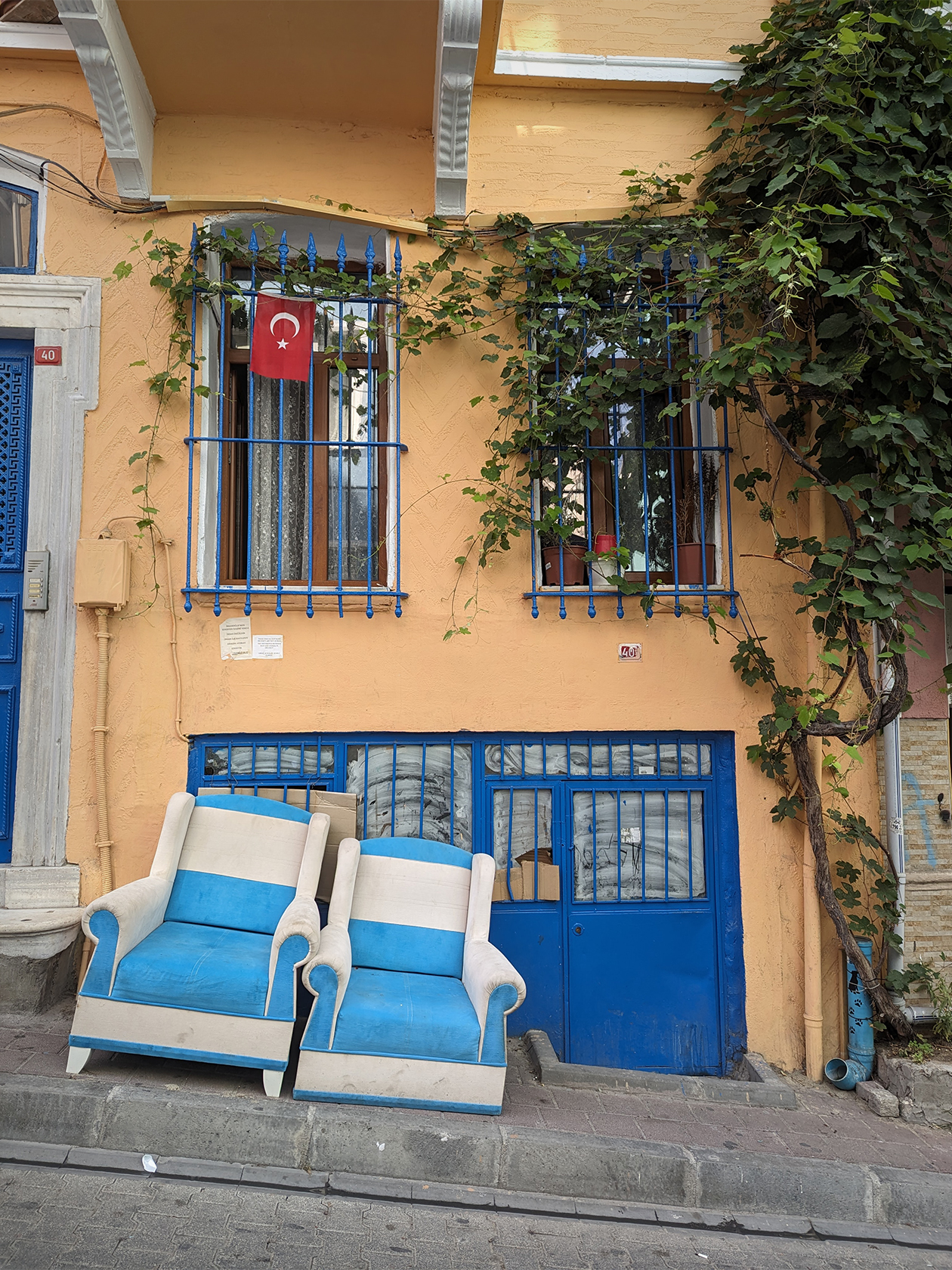 В Стамбуле около домов часто стоят кресла. Самые разные по форме, цвету и состоянию. Я поздно спохватился — можно было сделать отдельную серию фотографий