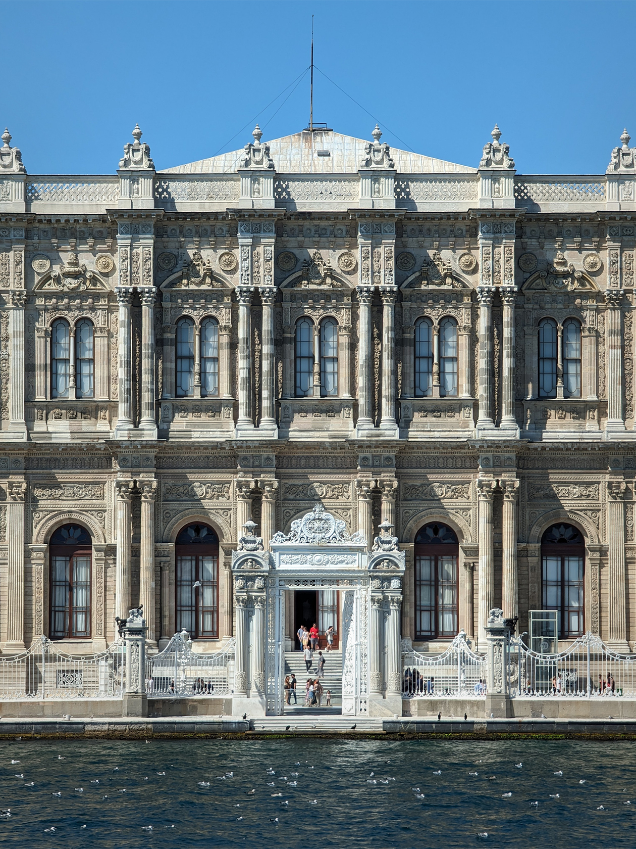 Дворец Долмабахче. Очень красивое здание с выходом на Босфор. Но цена за вход внутрь кусается — 450 TRY