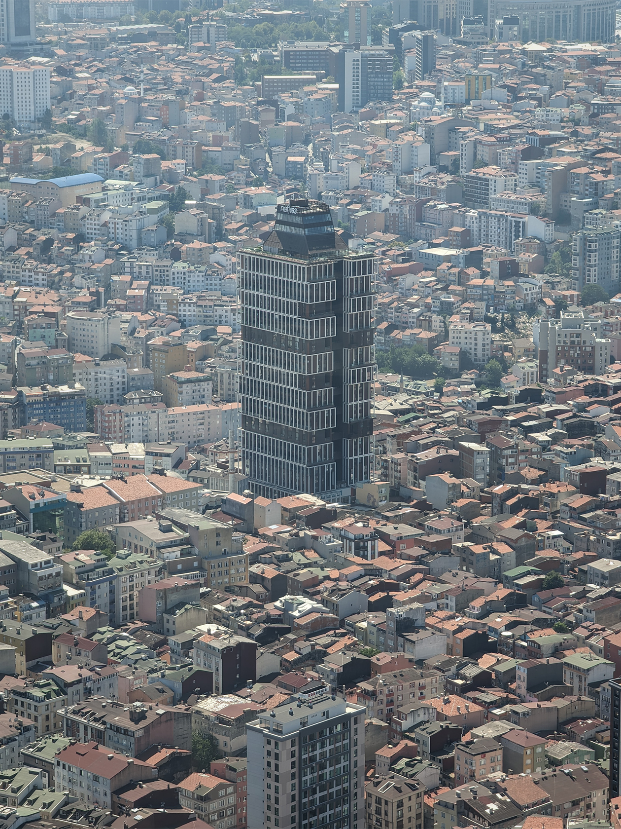 Современные высотные здания в Стамбуле тоже встречаются, их много в европейской и азиатской частях. Большинство находится в отдалении от Босфора. Вид на город с 55 этажа небоскреба «Сапфир» прекрасен! Понимаешь, насколько город огромен: Стамбул больше Москвы по площади в два раза