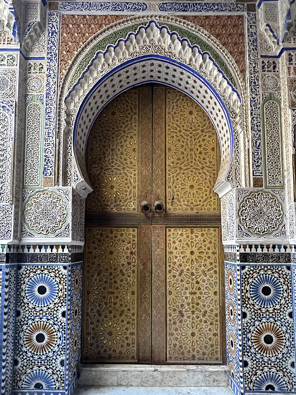Главные достопримечательности в медине, историческом центре городов в Марокко, — мечети, но вход туда разрешен только мусульманам