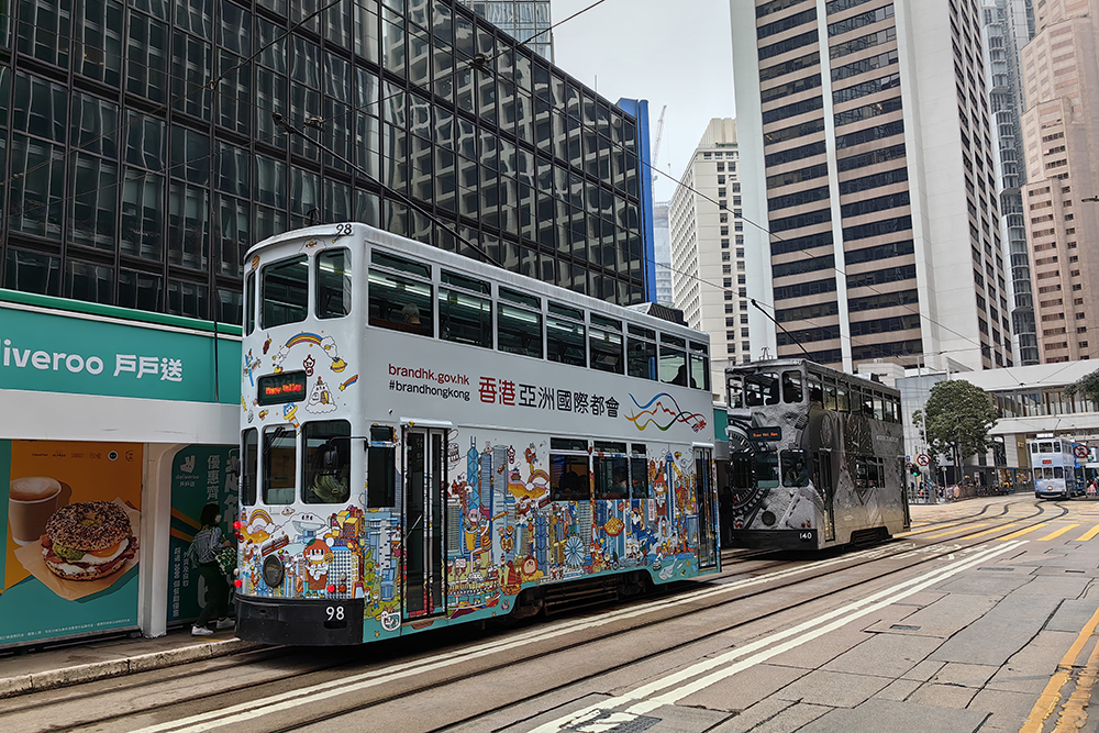 Яркие двухэтажные трамваи Гонконга. Вместо обзорной экскурсии можно бюджетно прокатиться на втором этаже за 3 HK$. В Гонконге самое большое число миллионеров в мире на дорогих машинах делят улицы с мигрантами со всего Востока
