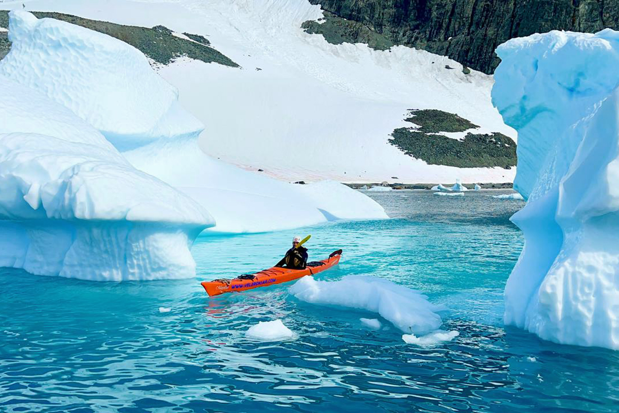 Ледяная прогулка среди айсбергов причудливых форм