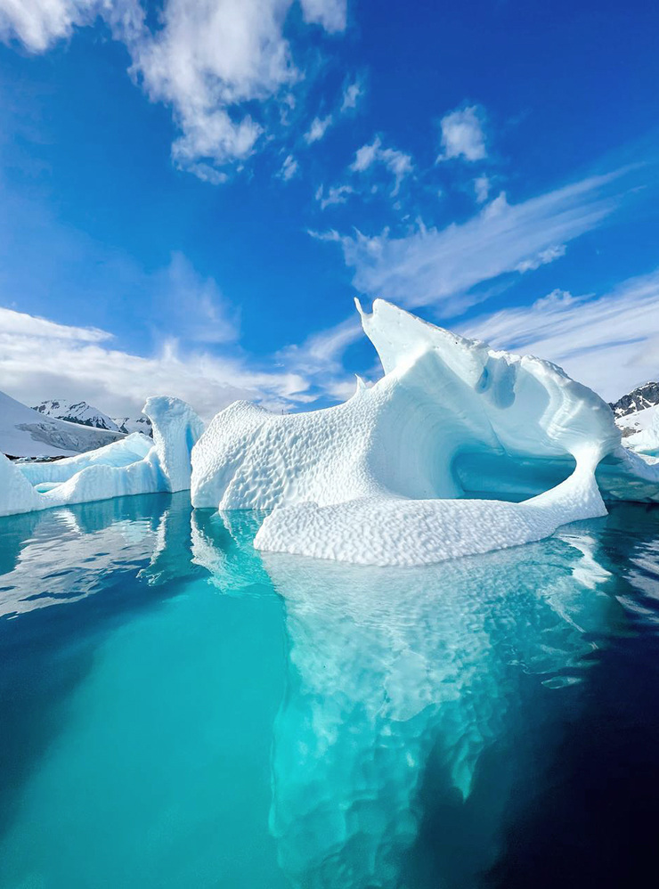 Красота айсбергов обманчива: они завораживают снаружи, но таят опасность под водой