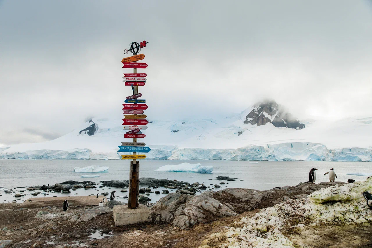 Столб с указателями расстояния до разных стран рядом с чилийской полярной станцией Gonzalez Videla Station