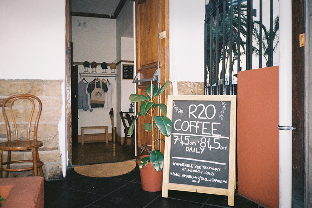 Поход в кофейню с утра — важный ритуал. В Кейптауне полно стильных, уютных мест, где можно выпить кофе. Так, одним утром я наткнулась на Kanela Cafe