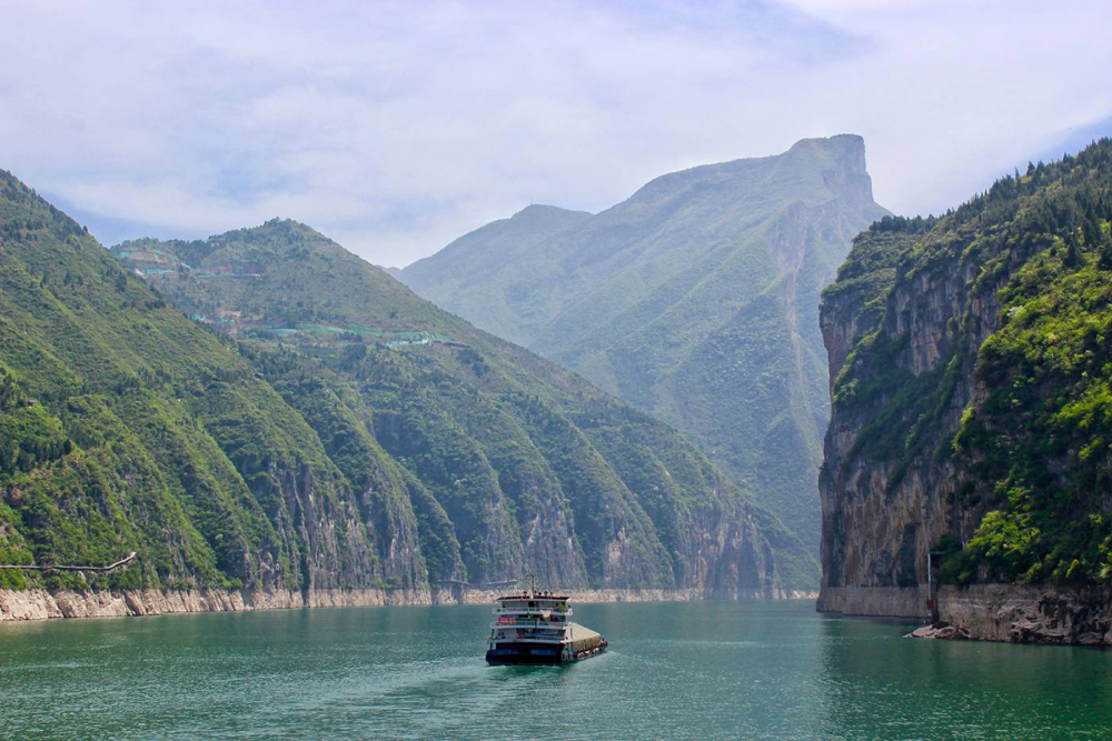Три ущелья расположены на реке Янцзы в провинции Хубэй. Этот пейзаж можно увидеть на купюре 10 юаней. Там же находится одноименная ГЭС