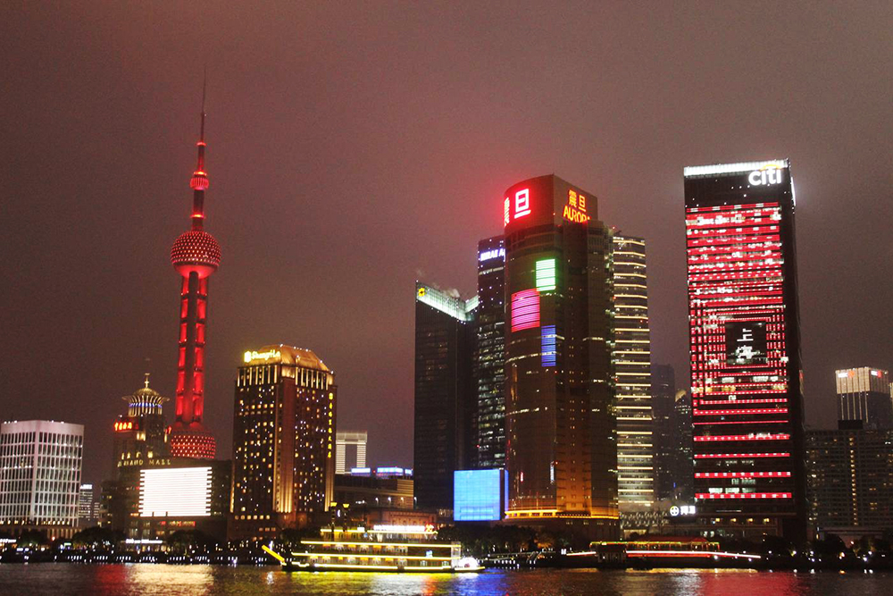 Набережная в Шанхае. Для меня Шанхай — показатель достижений Китая за последние 40 лет. Первый раз была там, когда училась в шестом классе. Тогда этот город покорил мое сердечко. Обещала себе, что обязательно вернусь. Так и получилось