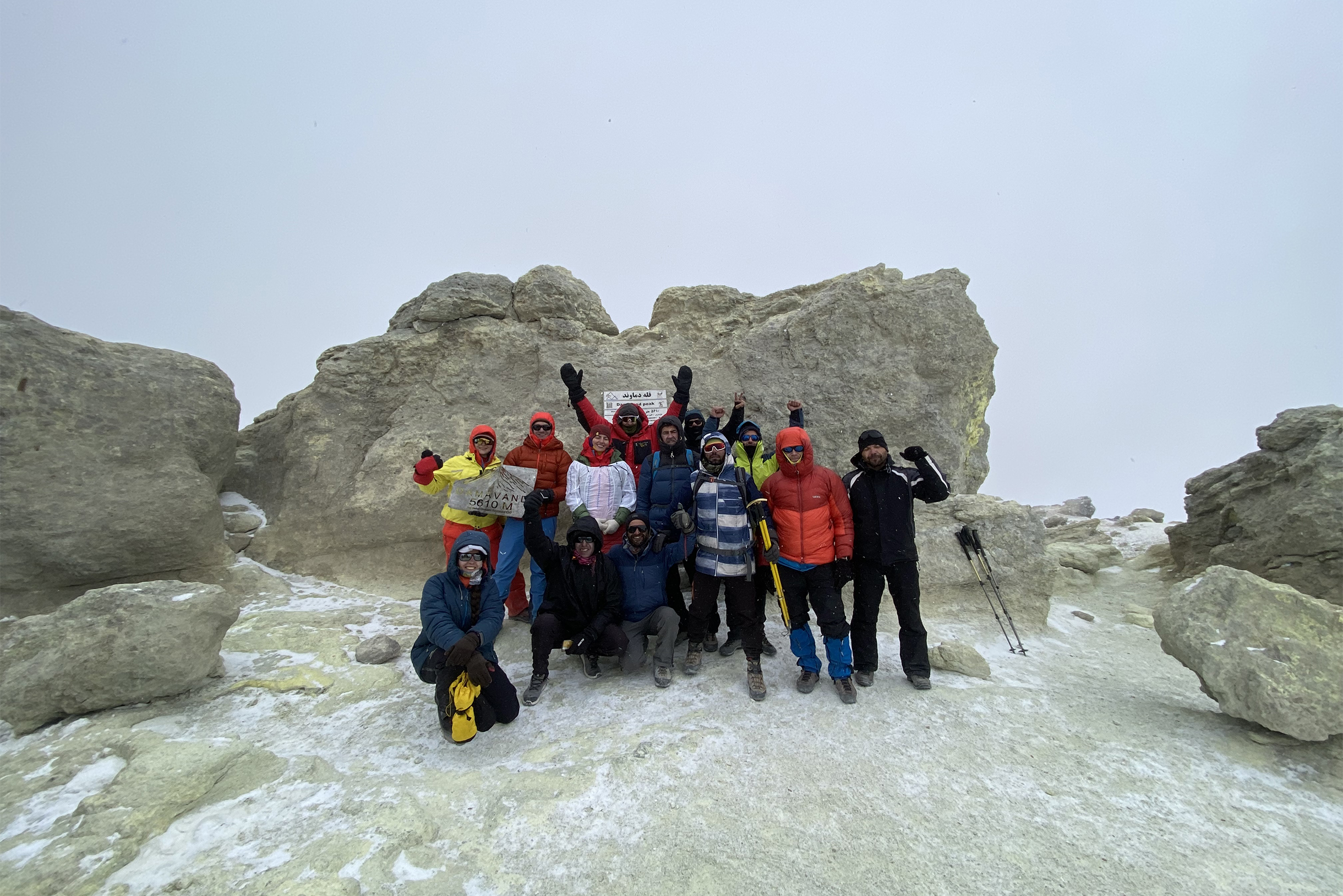 Вершина Демавенда 5611 метров и вся наша группа в полном составе. Слева участница держит табличку с названием вулкана. Когда мы делали фото, набежало облако, поэтому эпичного вида на просторы мы не получили