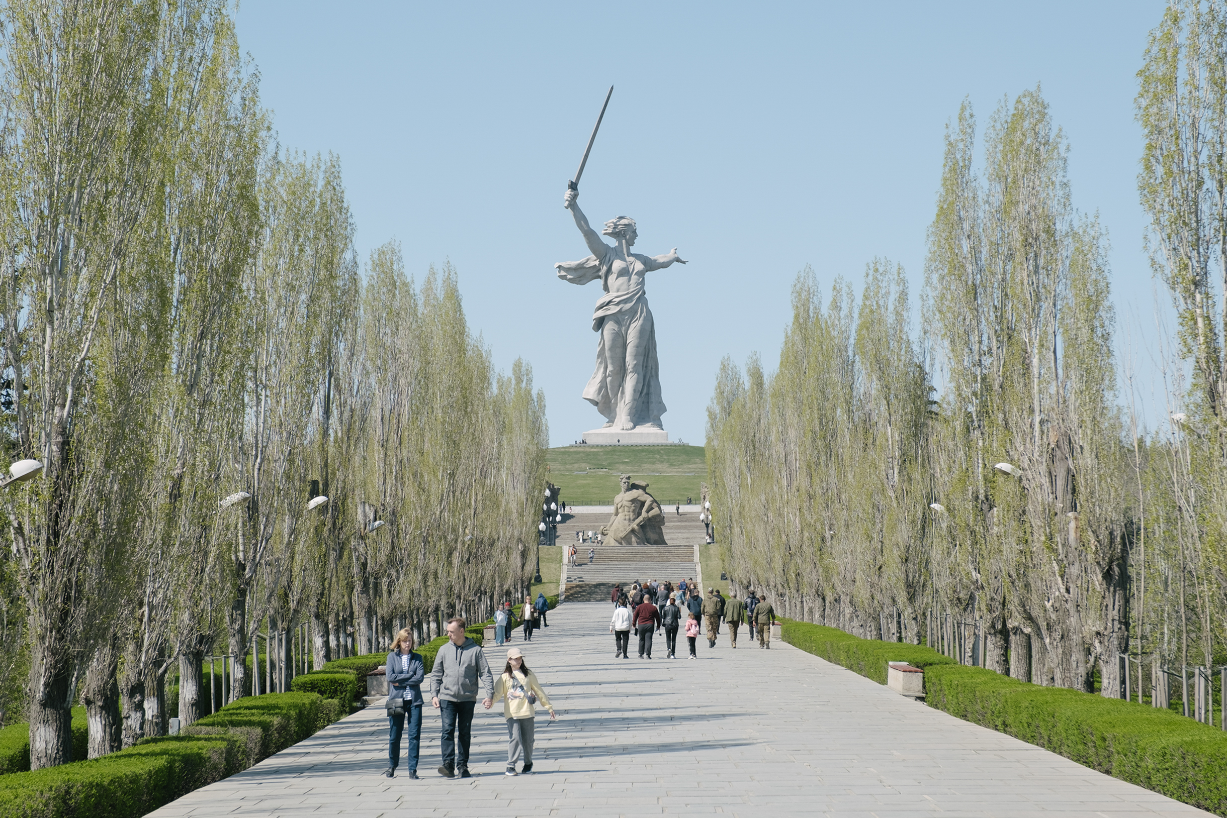 С июля 1942 по февраль 1943 года на Мамаевом кургане шли ожесточенные бои. В 1967 здесь открыли ансамбль «Героям Сталинградской битвы» с главным монументом «Родина-мать зовет!». Тут всегда многолюдно — не только в майские праздники, но и в зимние морозы