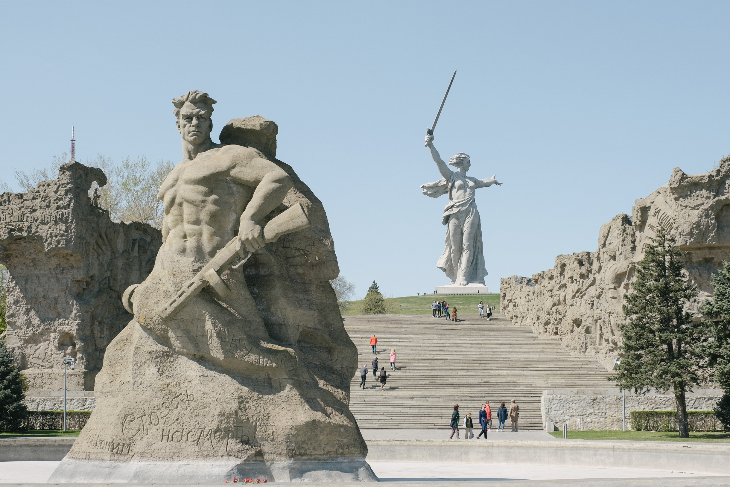 На Мамаевом кургане создали целую группу памятников, аллей, площадей. Еще есть воинское мемориальное кладбище, парк и Зал воинской славы. Комплекс возводили восемь лет