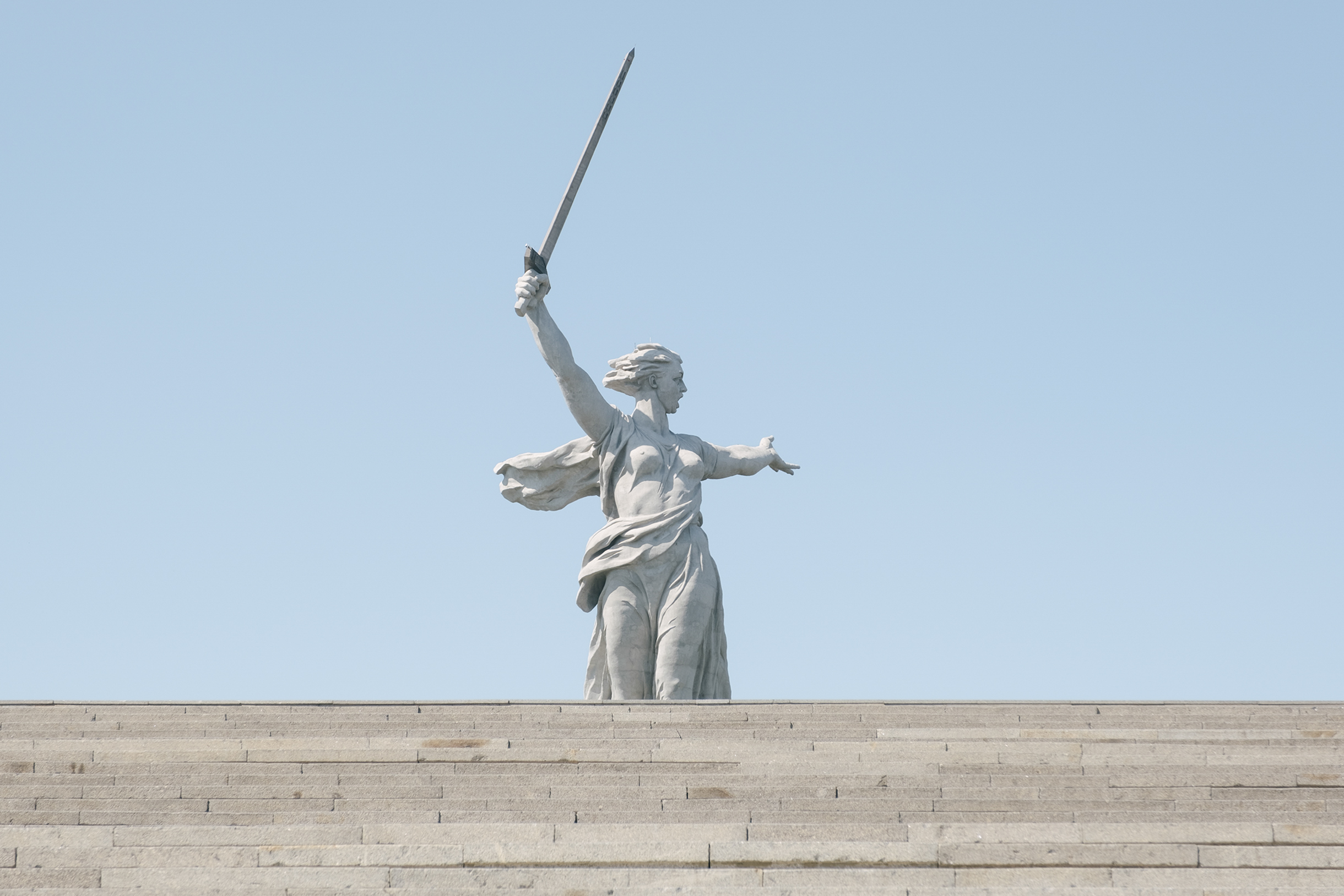 Автор главного символа Волгограда — выдающийся советский архитектор Евгений Викторович Вучетич. Сначала он создал другой образ. Это были две бронзовые фигуры: Родина-мать со знаменем Победы в руках и солдат с автоматом, преклонивший перед ней колени. Позднее автор переосмыслил проект и придумал динамичную скульптуру из железобетона, которая словно призывает к бою