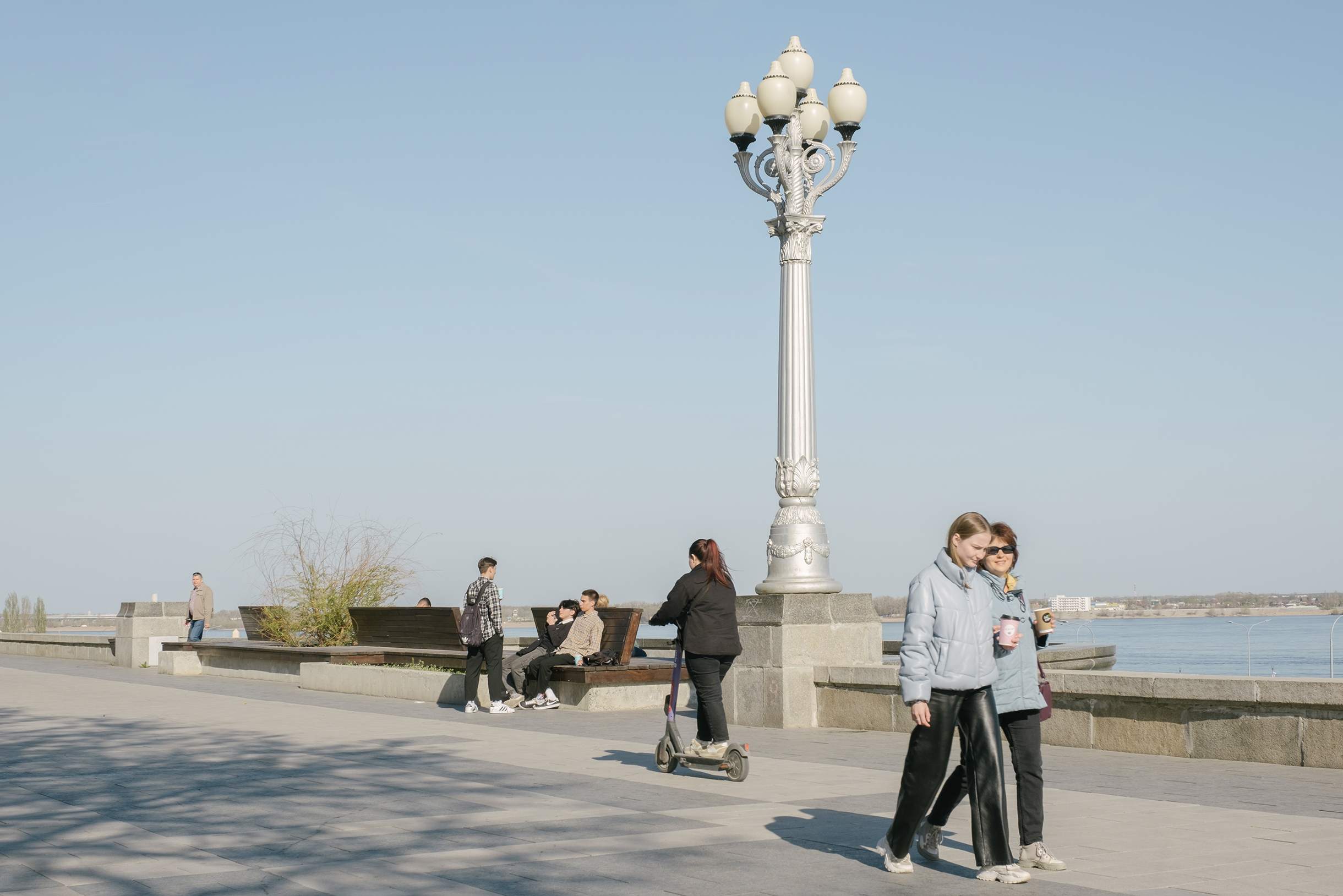 В городе приятно гулять по набережной 62-й Армии. Ее назвали в честь армии, которая защищала Сталинград. Это главный променад и парковая зона протяженностью около трех с половиной километров. На набережной две террасы. На верхней расположена прогулочная аллея, а нижняя спускается к реке. Весной, когда с Волжской ГЭС сбрасывают воду, этот участок затапливает. Здесь же находится самый большой в России речной порт