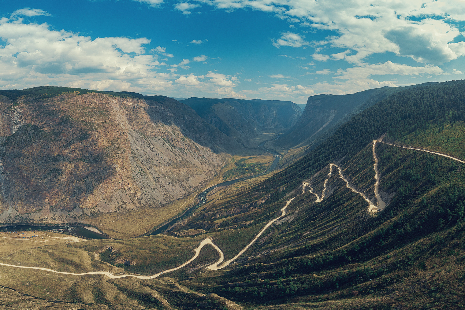 Знаменитый перевал Кату⁠-⁠Ярык в Чулышманской долине. Перепад высот — 900 метров, длина спуска — 3700 метров, серпантин имеет девять поворотов. Технически сложный перевал. Спускаться стоит только на авто с полным приводом, если не жалко машину, потому что подняться назад будет очень сложно