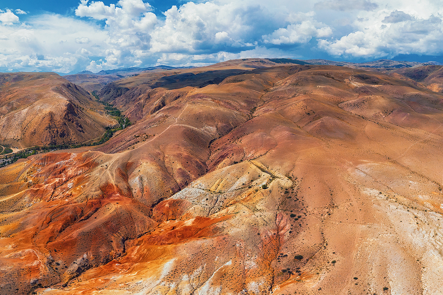 Алтайский Марс с высоты птичьего полета. Это горный массив посреди Чуйской степи, в долине реки Чаган⁠-⁠Узун. Местные называют это место Кызыл⁠-⁠чин, в переводе «красное ущелье»