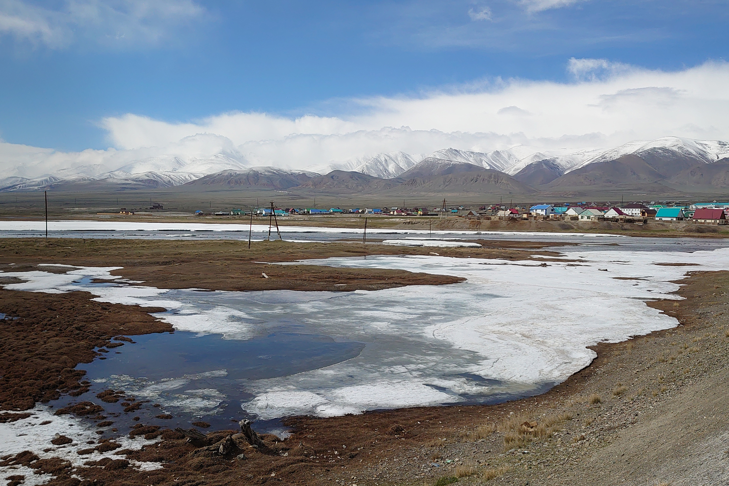 Место слияния грязных вод Чуи с бирюзовой Катунью — одним из главных символов горного Алтая