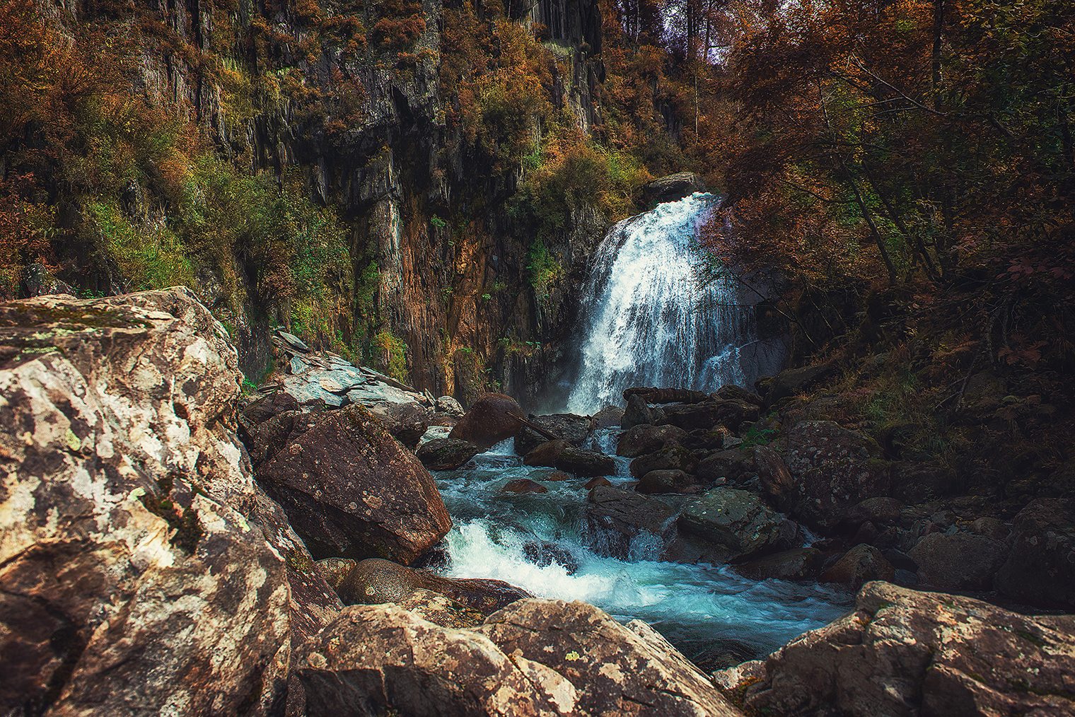 Водопад Корбу на Телецком озере. Один из самых популярных водопадов