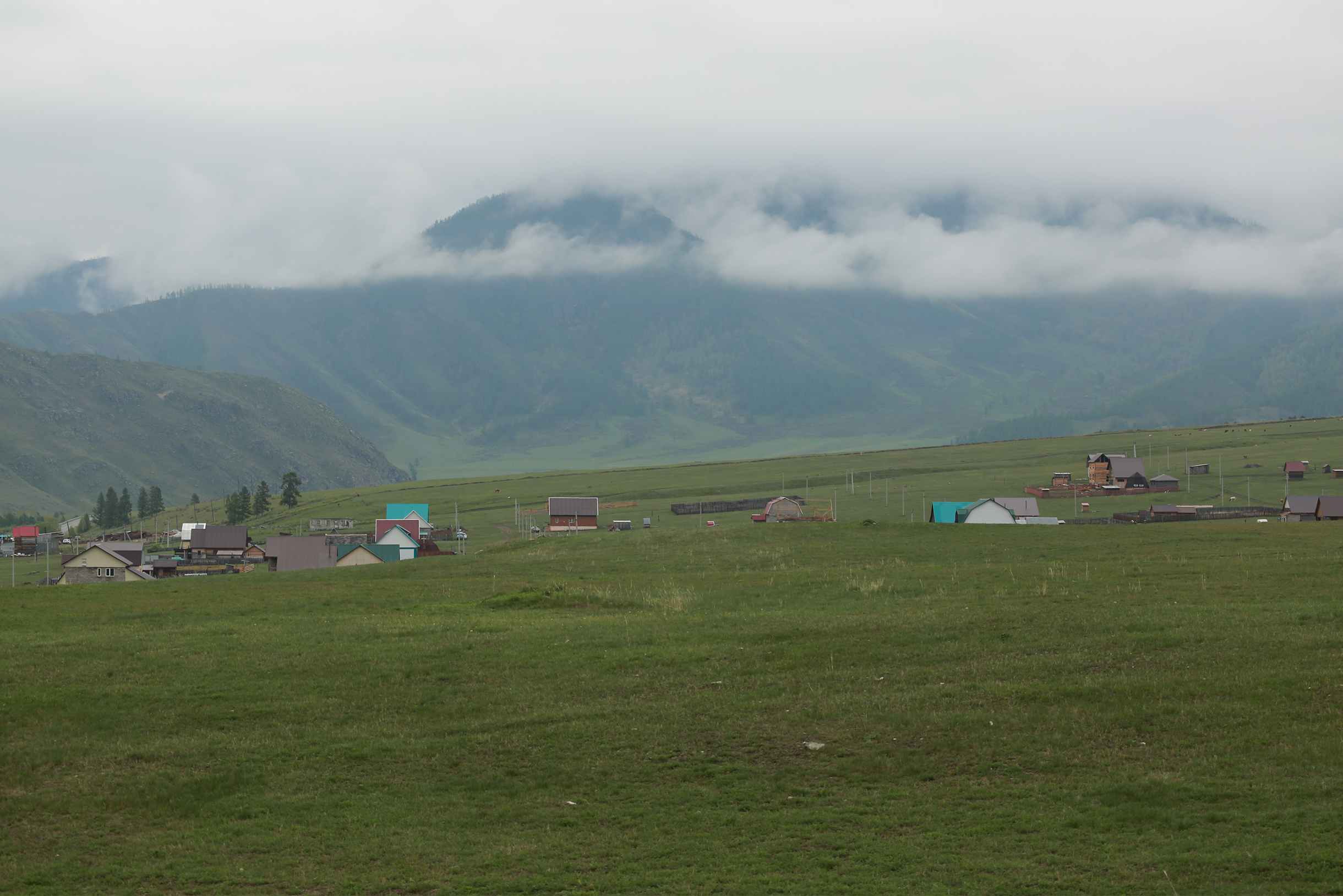 Улаганский район Республики Алтай. С гор часто приносило холодный воздух. В тот момент, когда я сделал это фото, на улице было +5 °C