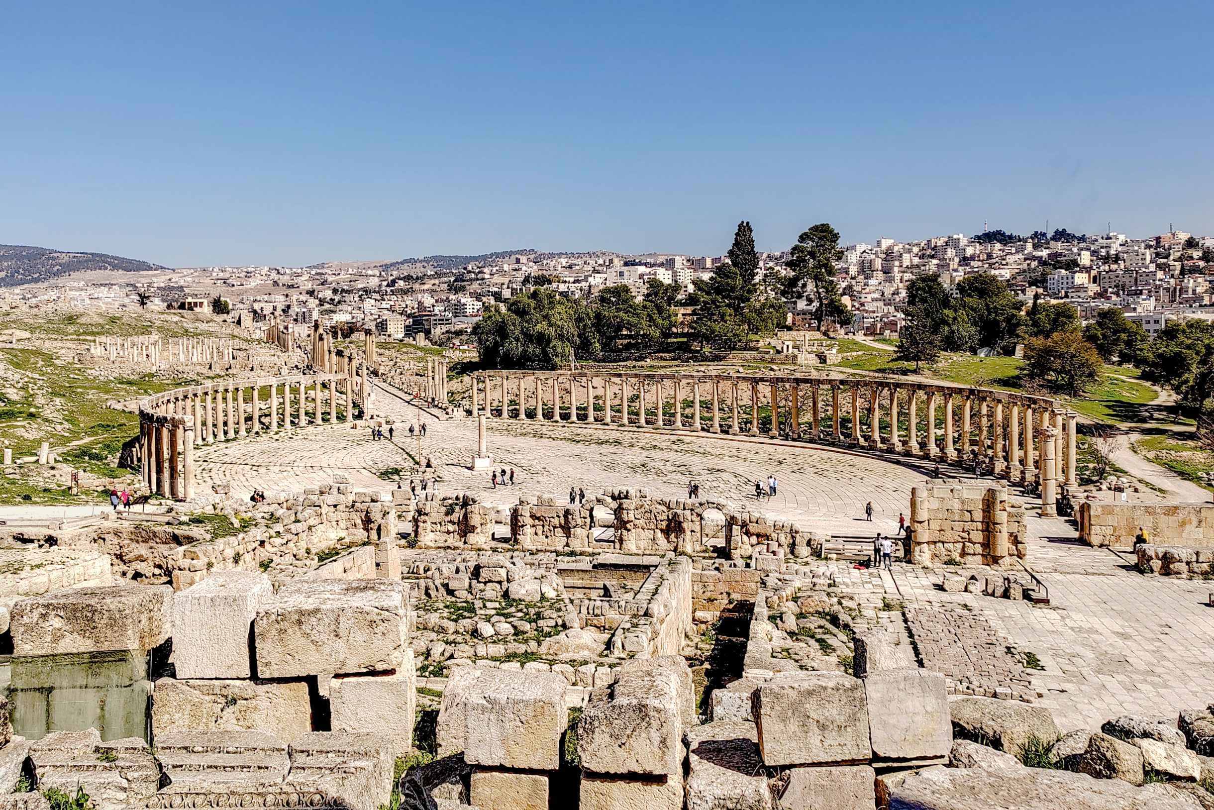Руины античного города были обнаружены в 1806 году. На территории комплекса находится храм Артемиды, ипподром, амфитеатр, но больше всего впечатляет площадь с колоннадой