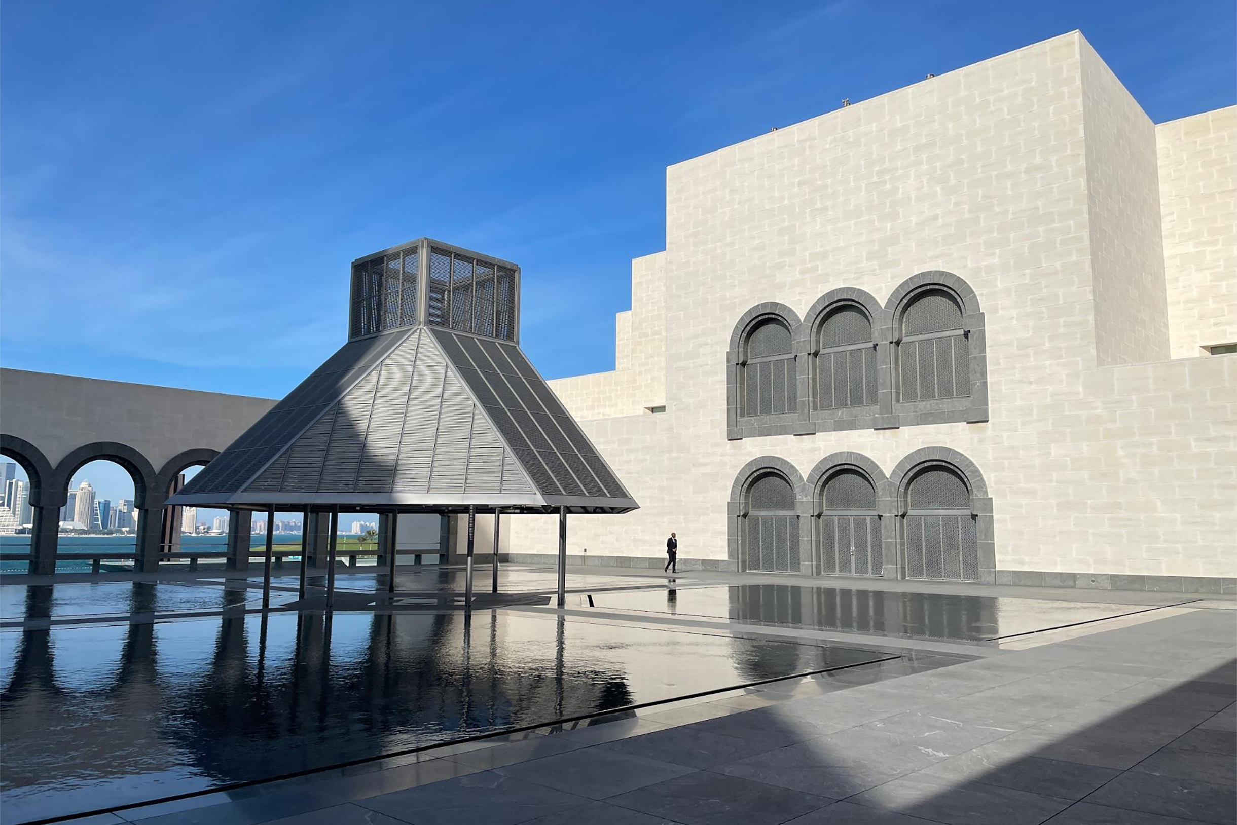 Музей исламского искусства. К бассейну и виду на даунтаун Дохи можно пройти бесплатно и сделать фото для соцсетей