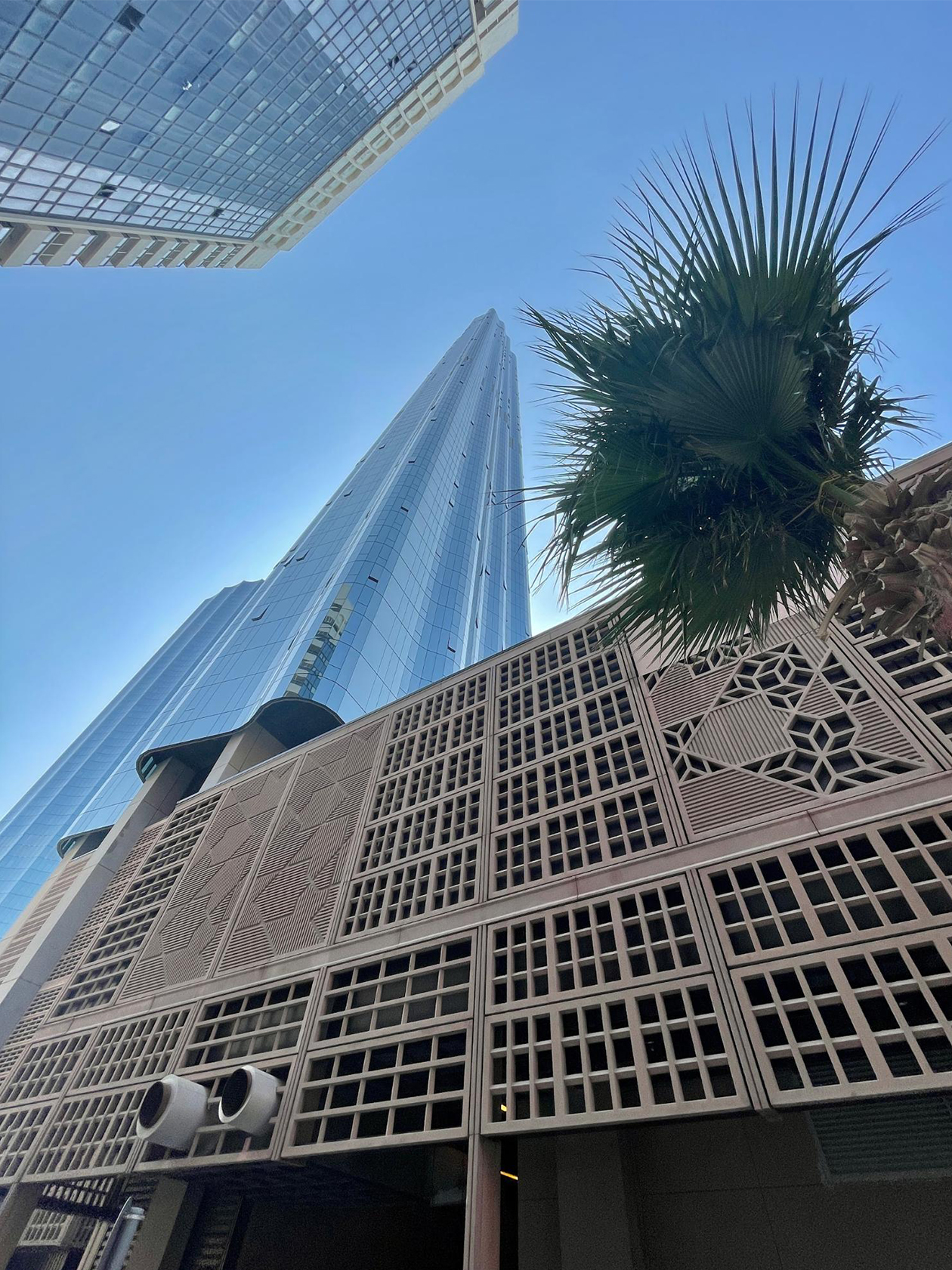 При этом в районе Всемирного торгового центра Абу⁠-⁠Даби сложилось впечатление, что ты где⁠-⁠то в Астане, — за счет песочных оттенков зданий, широких проспектов и огромных фигур кувшинов, ладьи. Песочное здание — трехэтажный прилегающий World Trade Center Mall