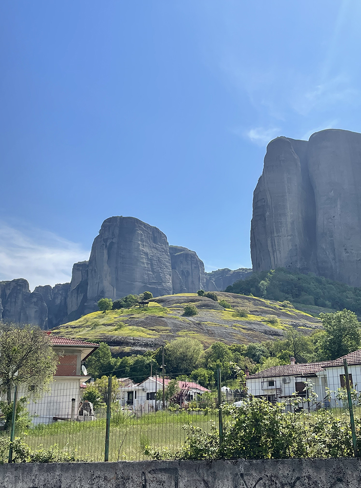 Вид на скалы из деревни Кастраки. Она граничит с Каламбакой, в ней тоже много вариантов жилья и развлечений для туристов