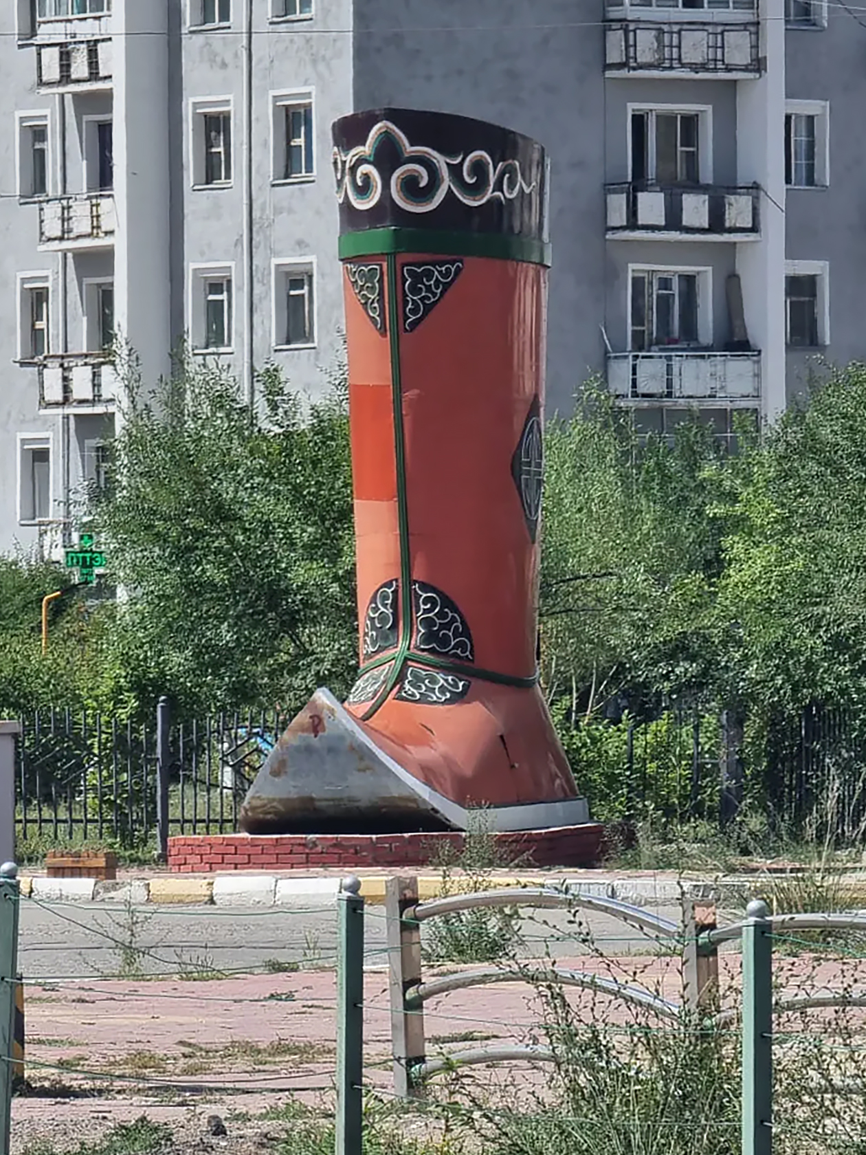 Памятник в Ховде