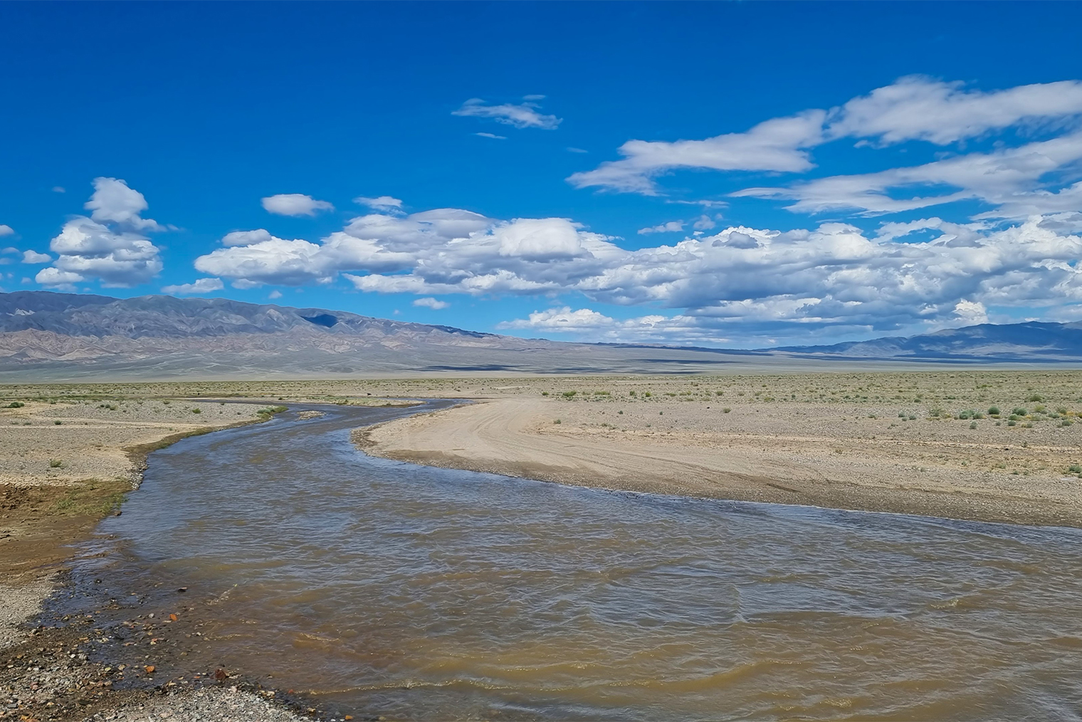 Монгольское бездорожье. Колеи проходят по степям и рекам