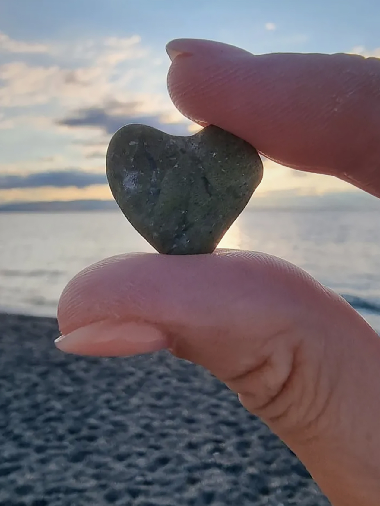 На берегу нашла камешек в форме сердца. Это точно знак!