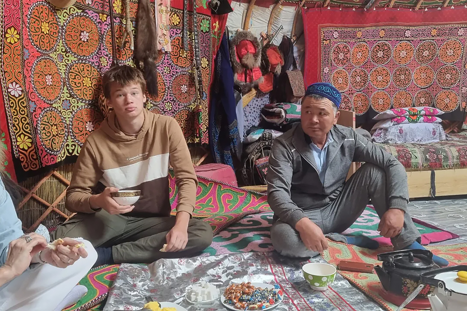 Потрясающая семья! Я не знаю ни монгольского, ни казахского. Они не знают ни русского, ни английского. Но мы так тепло и долго общались: жестами, глазами, улыбками