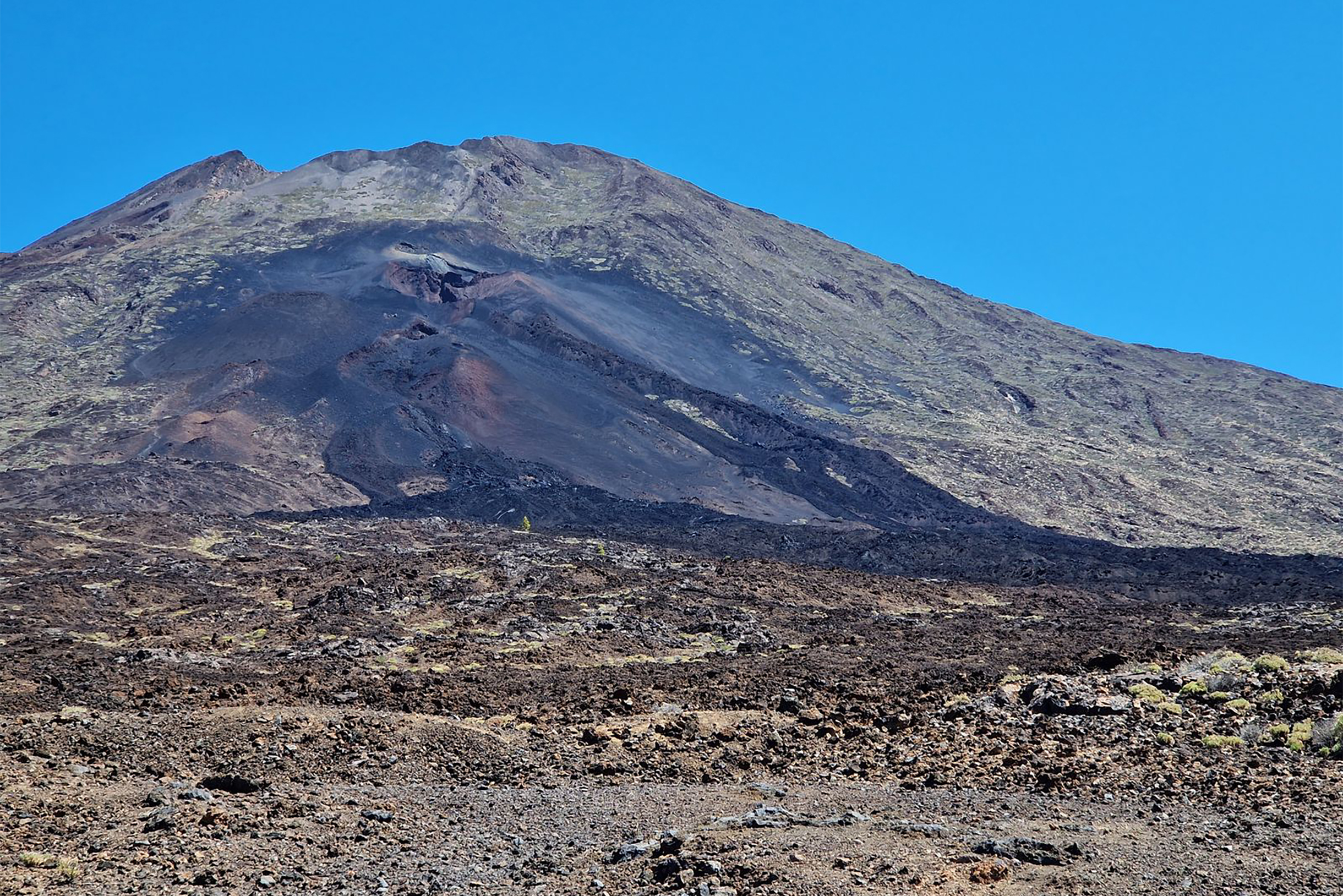 Припарковались у подножия вулкана. Виден нижний кратер и потоки лавы от извержения 1909 года