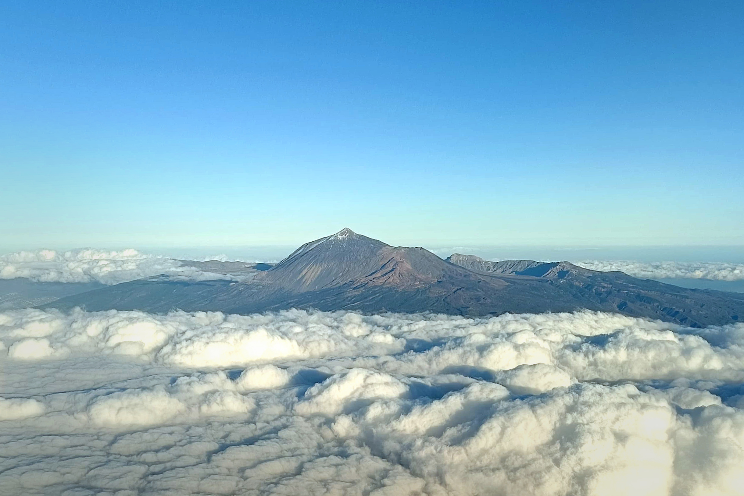 Вид на вершину из самолета. Напоминаю, что белое — это облака и видна только верхушка вулкана