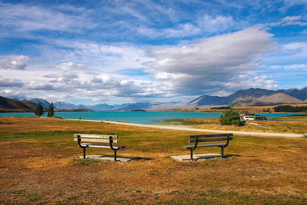 Чем хороша Новая Зеландия: утром ты еще купаешься в океане, а уже после обеда любуешься горными озерами. Многие названия взяты из языка местных жителей, маори, поэтому для русского уха звучат непривычно. Это озеро, например, называется Текапо