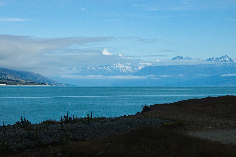 На заднем плане видна гора Кука — самая высокая вершина Новой Зеландии. По сравнению с тем же Кавказом она не поражает высотой — всего⁠-⁠то 3724 метра, но выглядит очень красиво