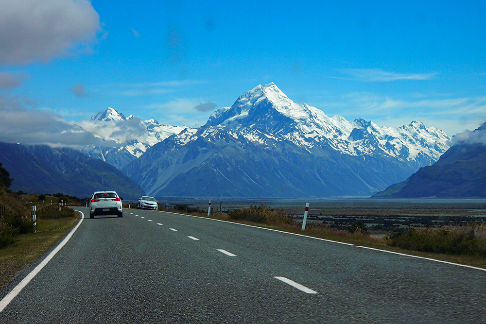 Вид из машины по пути к горе Кука
