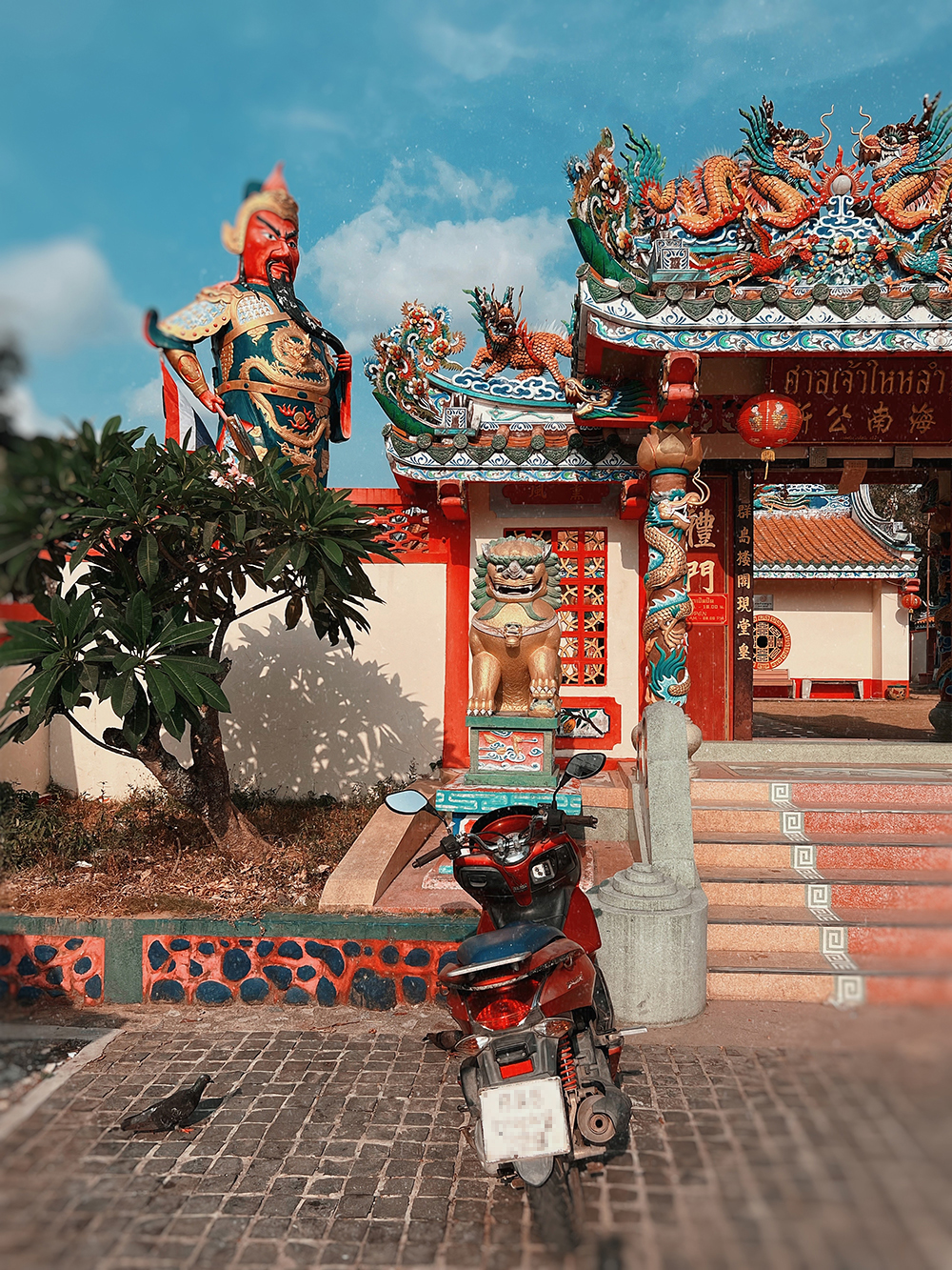 Китайский храм Hainan Shrine — небольшой, пышно украшенный набор строений со множеством маленьких фигурок святых внутри и большой фигурой генерала Гуань Юя снаружи