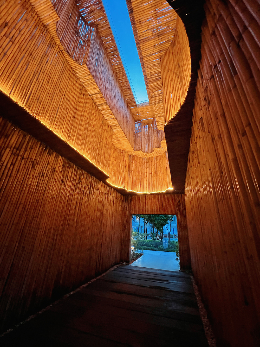 Зрелищные потолочные конструкции из бамбука в отеле Sala в районе Чавенг