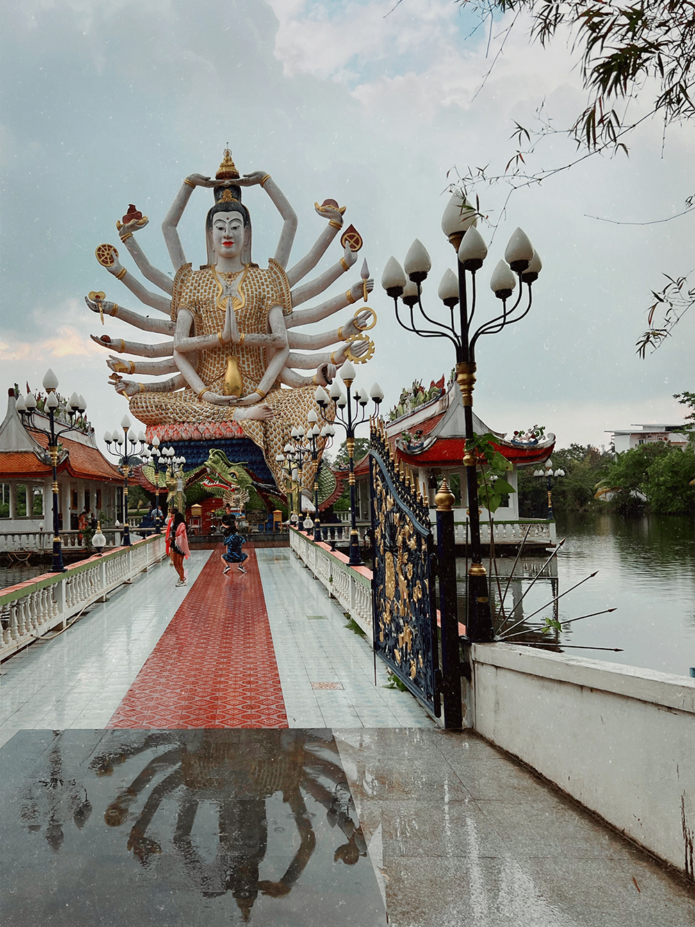 Восемнадцатирукая богиня Гуань Инь восседает на огромном драконе в храмовом комплексе Wat Plai Laem