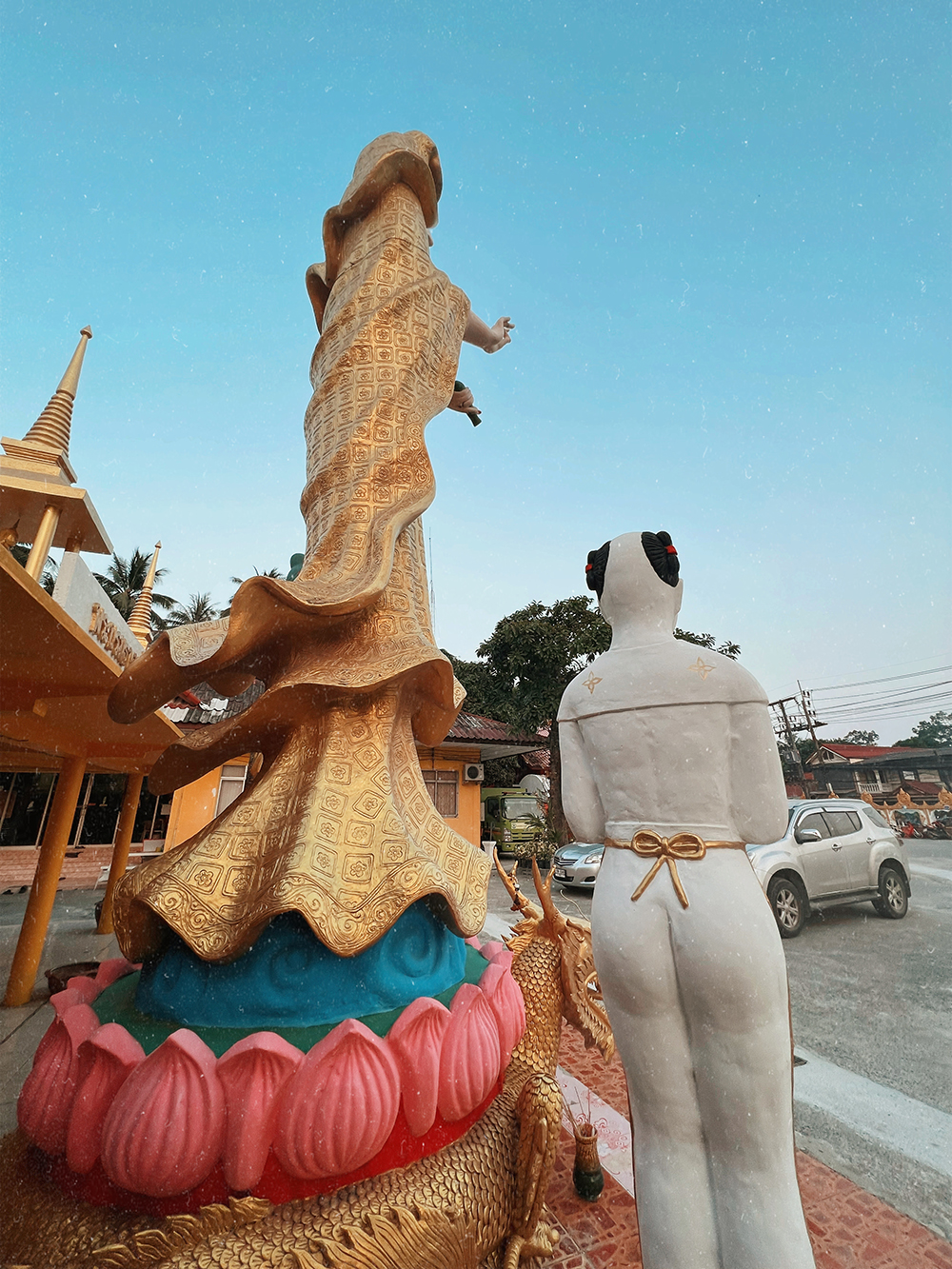 Статуи в храмовом комплексе Wat Lamai, в которых есть что⁠-⁠то японское