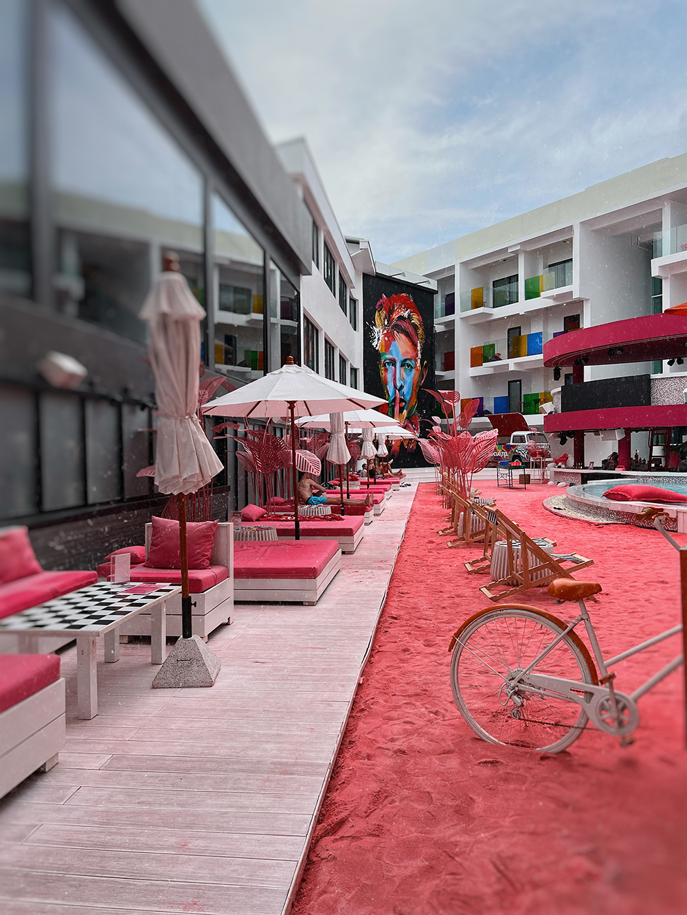 Развеселая зона с розовым песком и громкими вечеринками отеля Social Tel в Чавенге