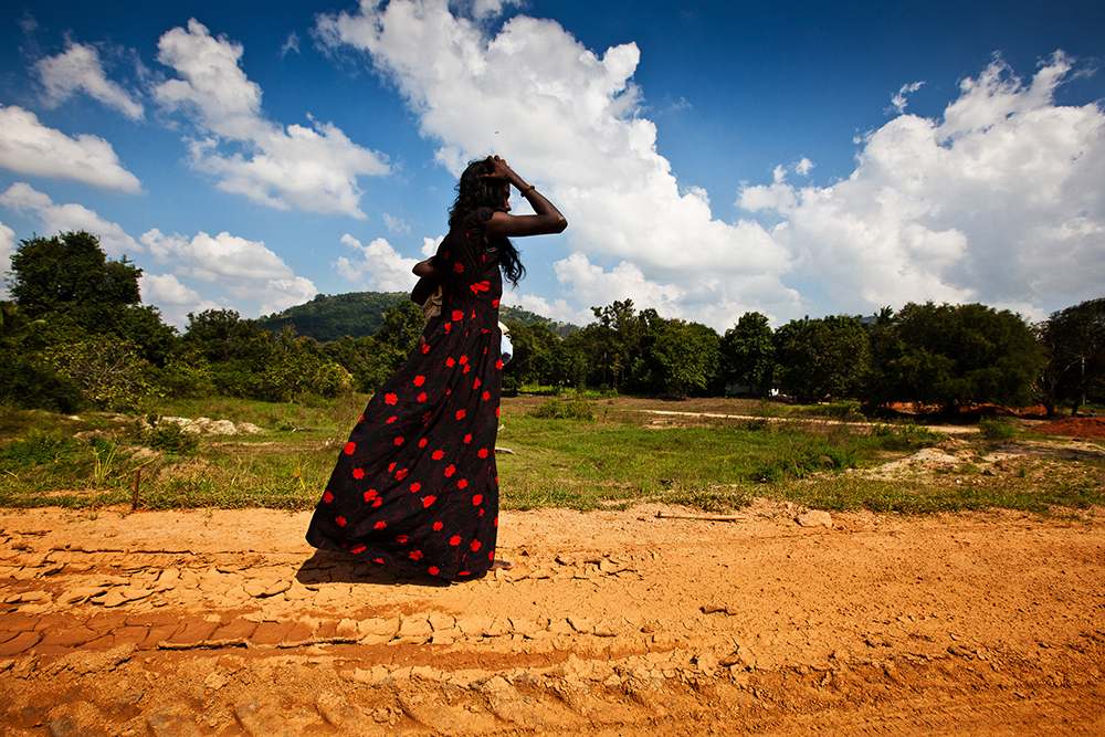 Девушка из племени веддов — этнической группы меньшинства Шри⁠-⁠Ланки. «Веддас» на сингальском языке означает «люди леса»