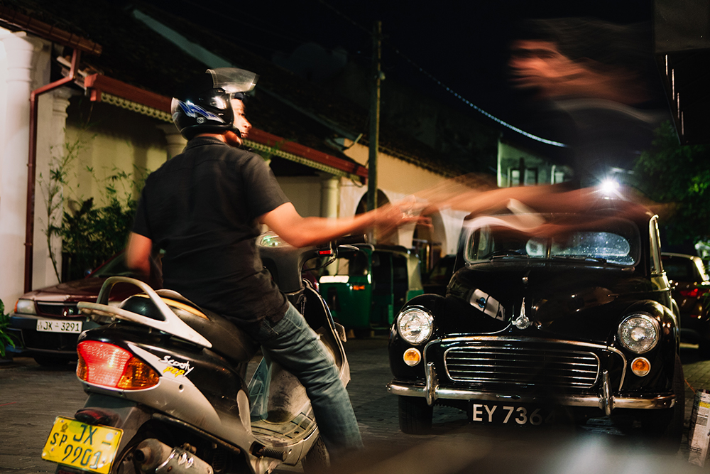 Вечерняя улица в Галле. Официант бара, в котором мы сидели, вышел, чтобы пообщаться с подъехавшим мотоциклистом
