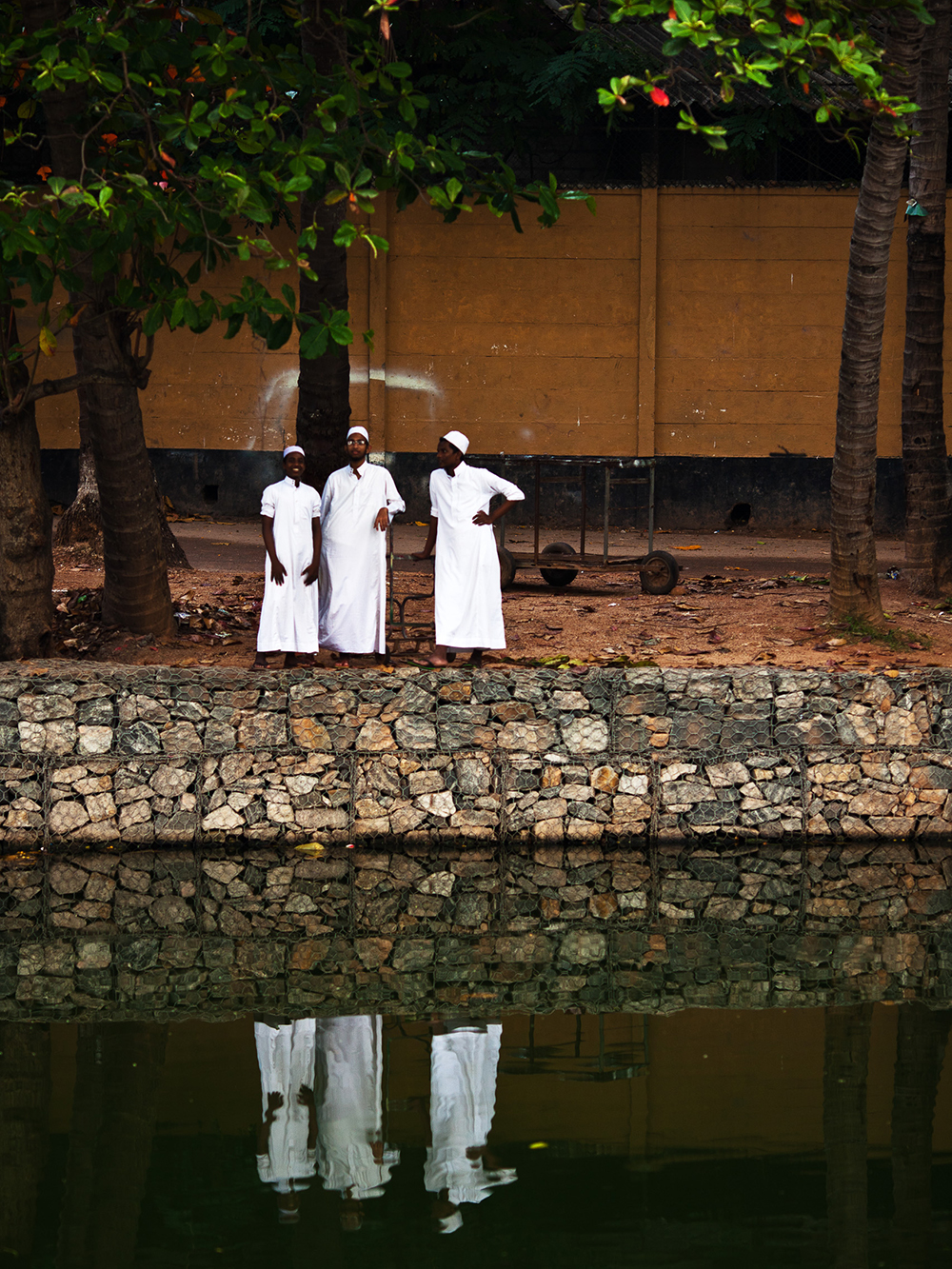 Люди в белых одеждах в одном из парков Коломбо, вероятно, религиозные деятели
