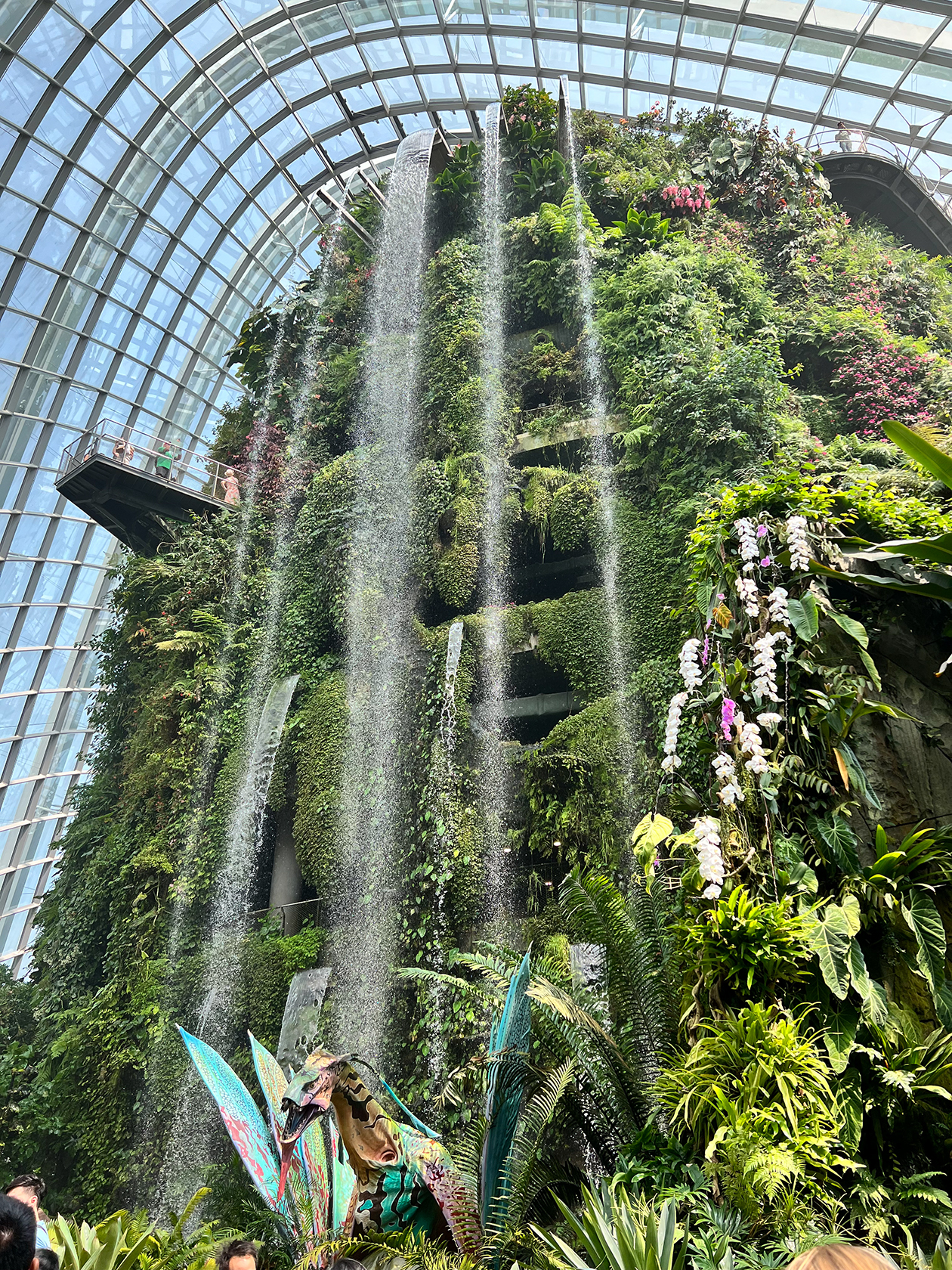 При входе в «Облачный лес» есть 35⁠-⁠метровый искусственный водопад, еще там много персонажей из «Аватара», интерактивные площадки