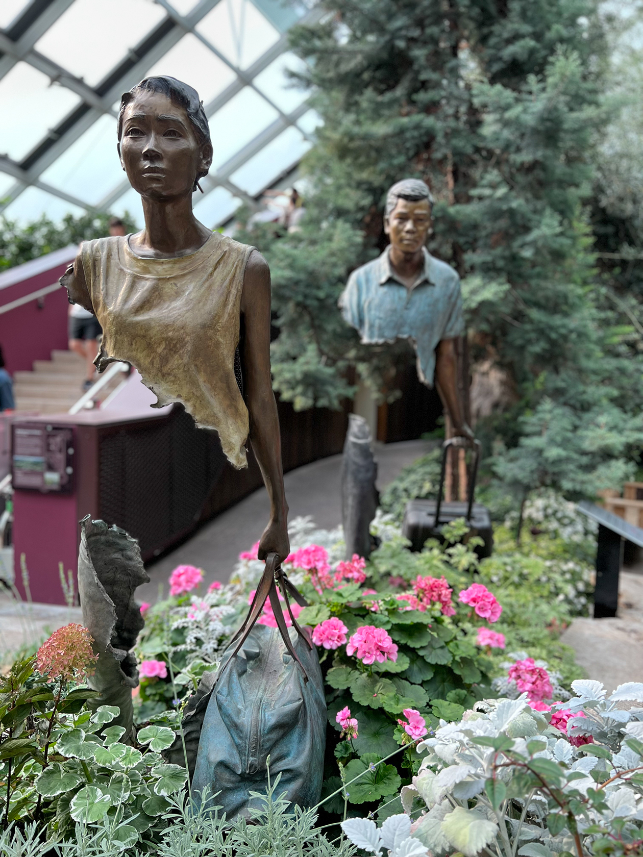 Скульптура «Семья путешественников» в оранжерее «Купол цветов». Люди здесь как будто грустные и с пустотой. Смысл в том, что в каждом новом месте мы оставляем частичку себя