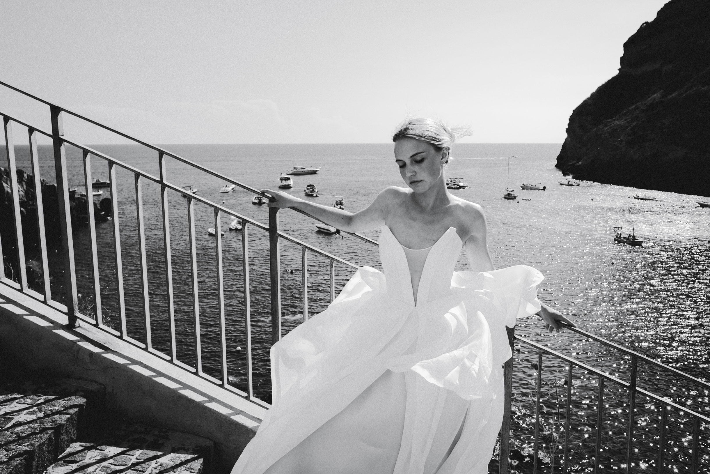Из забавного: жена хотела фотосессию в свадебном платье на берегу. Черт нас дернул решить сделать снимки на другом краю острова