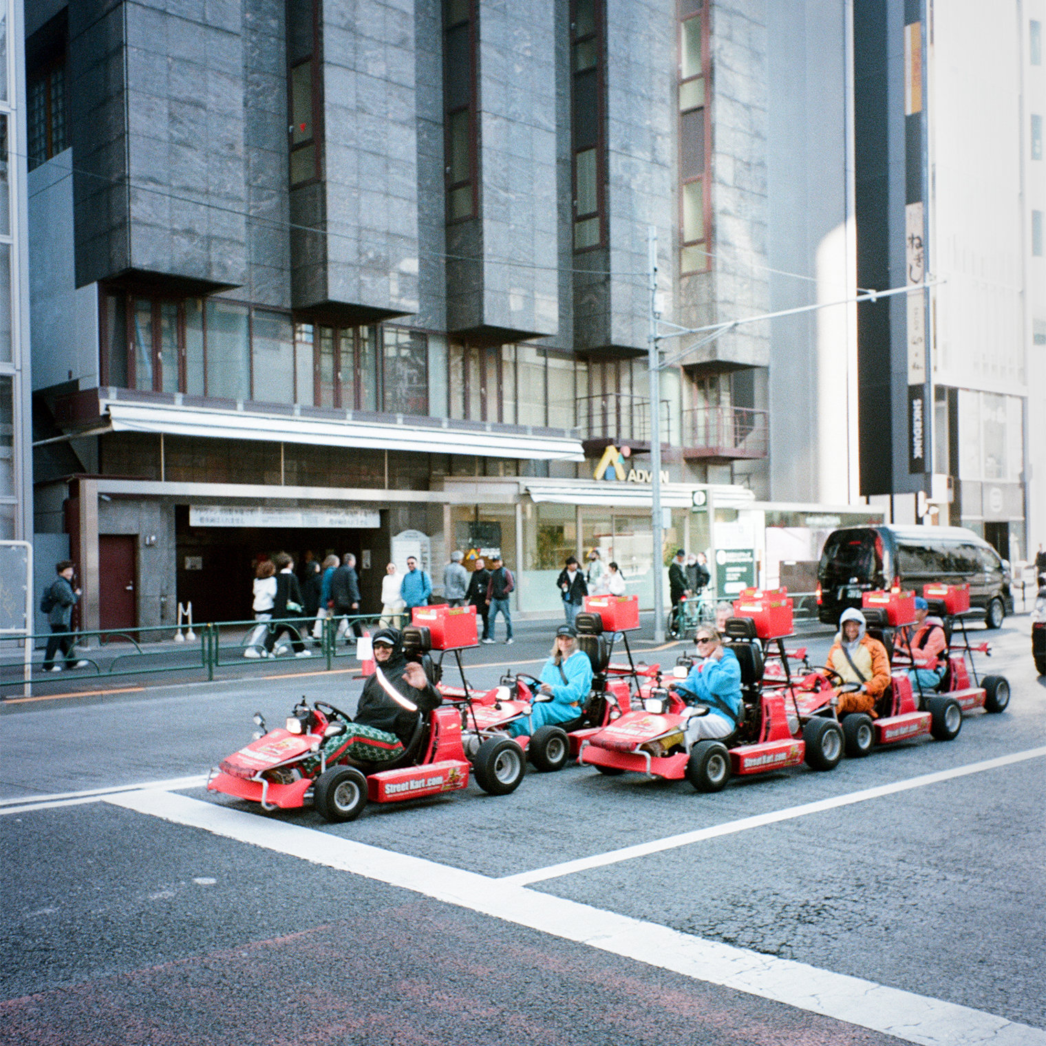 По Токио можно прокатиться на Mario Kart — гоночных машинках из одноименной игры Nintendo. Таких прокатов в городе несколько, но я не пробовал это развлечение