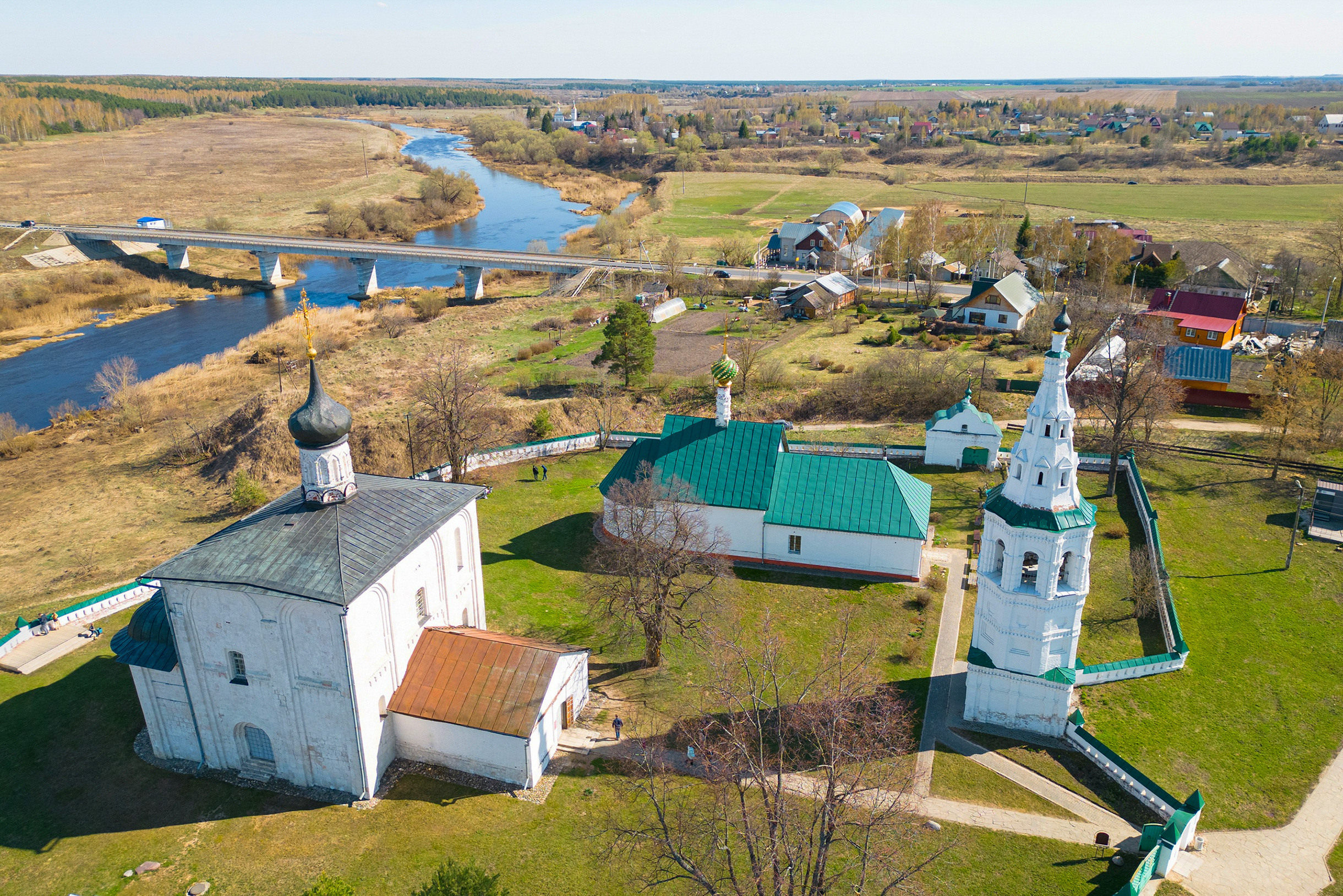 Село Кидекша рядом с Суздалем. В левом углу — церковь Бориса и Глеба, ее построили в 1152 году